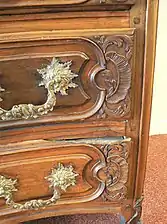 Ornament rocaille cu frunze, flori și scoici