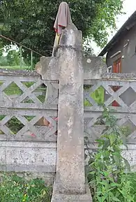 Cruce veche de piatră pe Uliţa Bisericii (monument istoric)