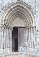 Portalul cu cinci retrageri și arc frânt