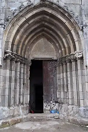 Portalul cu cinci retrageri și arc frânt