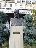 Prof. dr. Dan Setlacec - bust (în fața pavilionului A)
