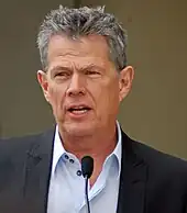 David Foster vorbind în fața unui microfon