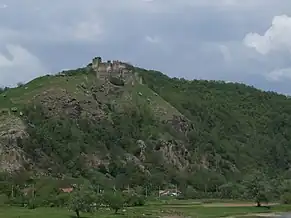 Dealul pe care se află cetatea