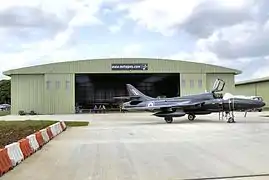 Un hangar de mărime medie în Aeroportul Kemble, Marea Britanie.