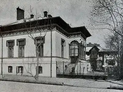 Casa Diamandi, București, arhitect necunoscut, c.1900, arhitect necunoscut. În timp ce toate ornamentele sunt neoromânești, structura casei e tipică Belle Époque: o casă cu trei sau două ferestre la stradă, grădină, intrarea din grădină, și o înălțime de doar un etaj