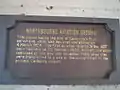Acest semn din Dickson, Australia comemorează înființarea primului aerodrom din Canberra și primul deces în anii 1920.