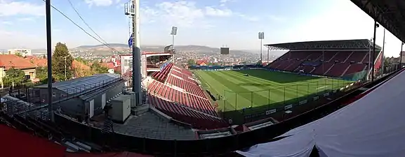 Vedere a terenului dinspre peluză