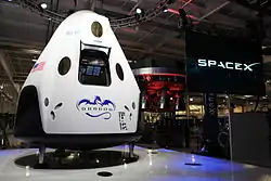 Dragon V2 în interiorul sediului SpaceX din Hawthorne, California.