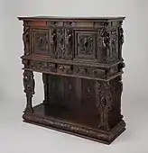 Dulap francez renascentist (dressoir aux harpies); circa 1570-1590; lemn de nuc sculptat, cu elemente interioare de stejar, pin, și cu niște accesorii de fier; înălțime: 144,8 cm, lățime: 137,8 cm, adâncime: 50,8 cm; Muzeul Metropolitan Artă