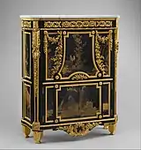 Secretair Ludovic al XVI-lea (secrétaire en armoire); 1783; stejar furniruit cu abanos, și panouri japoneze pictate și lăcuite din secolul al XVII-lea, ornamente din bronz aurit, blat de marmură și multe alte materiale; 144,8 × 109,2 × 40,6 cm; Muzeul Metropolitan de Artă