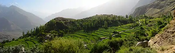 O vedere panoramică a Platoului Duikar și a câmpurilor în terase de pe valea Hunza