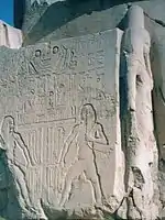 Hapi, zeul inundației Nilului: făcând ofrande și asigurându-se că Egiptul de Sus și cel de Jos rămâne unificat, faraonul ajută garantând că potopul anual al Nilului o să reapară