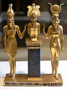 Osiris pe un piedestal, cu Horus în stânga și Isis în dreapta; 875–850 î.Hr.; aur și lapis lazuli; 9 cm; Louvre