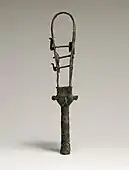 Sistru cu fața zeiței Hathor înfățișată cu urechi de vacă; 380–250 î.Hr.; bronz; 36,3 cm; Muzeul de Artă Walters (Baltimore, SUA)