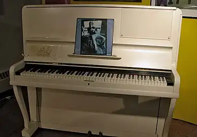 Pianul din 1910 la care Elton John a compus primele sale cinci albume
