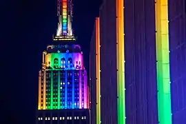 Empire State Building și Madison Square Garden iluminate în culorile curcubeului pentru parada din New York (2015)