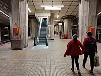 Peronul insulă al stației