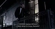 Subtitrare complexă în care apare numele vorbitorului (care nu e prezent pe ecran)