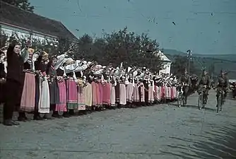 Șași făcând salutul nazist într-un oraș din Transilvania de Nord la sosirea trupelor ungare