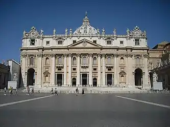 Fațada bazilicii Sf. Petru la Vatican proiectată de Carlo Maderno