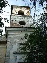 Biserica reformată, în paragină și înconjurată de vegetație