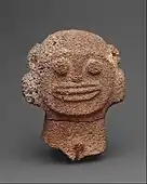 Cap; secolele al IX-lea-al XI-lea; bazalt; înălțime: 19,7&nbsp;cm, lățime: 15,5&nbsp;cm; din Hawaii; Muzeul Metropolitan de Artă (New York City)