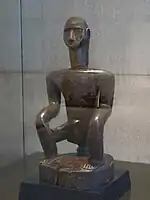 Statuie de lemn expusă în Muzeul Luvru din Paris, Franța