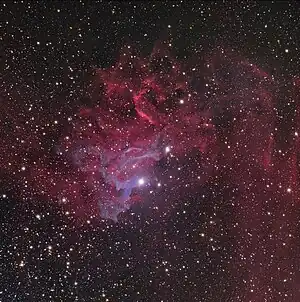 Nebuloasa IC 405 iluminată albastru de steaua AE Aurigae