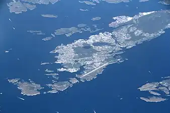 Vedere aeriană dinspre sud/sud-vest, a părților de coastă ale municipiului Flora, Sogn & Fjordane fylke