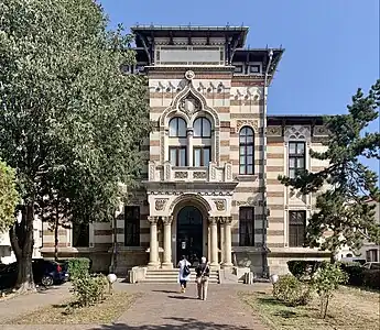 Muzeul de Artă Populară, Constanța, 1893, arhitect necunoscut. Spiralele vegetale complexe (aka rinceauxuri) ar putea să fie inspirate de arhitectura islamică
