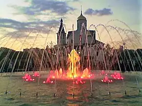 Fântâna și biserica din centru