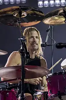 25 martie: Taylor Hawkins, cântăreț, muzician și baterist rock american  de la Foo Fighters