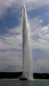 Fântâna cu jet vertical din Fountain Hills, Arizona, poate trimite apa vertical până la maximum 183 m, o dată la fiecare oră.