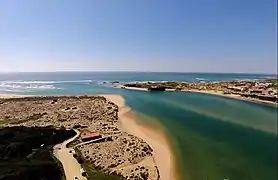 Plajă la Vila Nova de Milfontes(d), în regiunea Alentejo.
