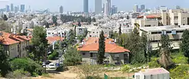 O panoramă a orașului la vest de Dealul Kozlovski. În spate se văd blocurile turn ale Tel Avivului