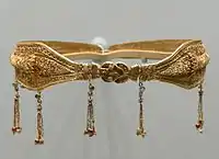 Diademă de aur grecească, confecționată probabil în Alexandria, Egipt, și aparținând unei femei aristocrate din dinastia Ptolemeilor (220–100 î.Hr.): clema are forma unui nod Herakles