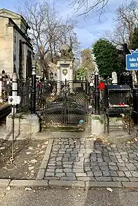 Mormântul Iuliei, de pe aleea principală din Cimitirul Bellu