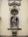 Statuia Sfântului Ioan Nepomuk aflată într-o nişă de pe faţada dinspre Herrengasse