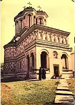 Biserica mănăstirii dinspre intrarea în incintă