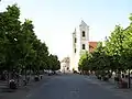 Gyöngyös, Piaţa Publică Centrală a oraşului; în fundal, Biserica barocă Szent Bertalan / Sfântul Bartolomeu