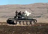 Un soldat croat trage cu mitraliera DȘKM montată pe tancul T-55