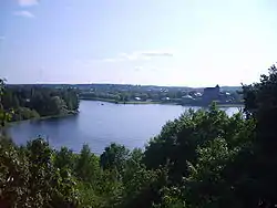 Lacul Vanajavesi, Hämeenlinna și Cetatea Häme vizibilă în dreapta.