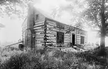 Cabană mică de bușteni