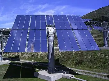 Heliostat la staţia experimentală THÉMIS, în Franţa. Oglinda se roteşte pe o montură azimutală. Direcția de ţintire (spre Soare) a oglinzii este perpendiculară pe suprafața sa.