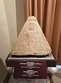 Piramidion găsit în mormântul preotului Rer din Abydos (Egipt); secolul al VII-lea î.Hr.; calcar; Ermitaj (Sankt Petersburg, Rusia)