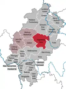 Amplasarea districtului Vogelsbergkreis (roșu închis) în Regierungsbezirk Gießen (roșu deschis) și în landul Hessa