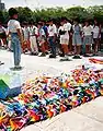 Elevi dedicând o colecție de cocori de origami în memoria lui Sadako Sasaki în Parcul Păcii Hiroshima.