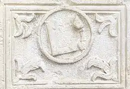 Stema orașului liber regesc Târgu Mureș pe piatra funerară lui Mihály Nagy Szabó din 1627