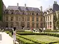 Fațada spre Place des Vosges și grădinile