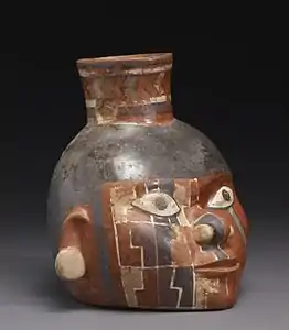 Vas warian pictat, în formă de cap ce datează din circa 650 e.n. - 800 e.n.. El are o înălțime de 19 centimetri (7,4 țoli) și se află la Walters Art Museum din Baltimore, Statele Unite ale Americii